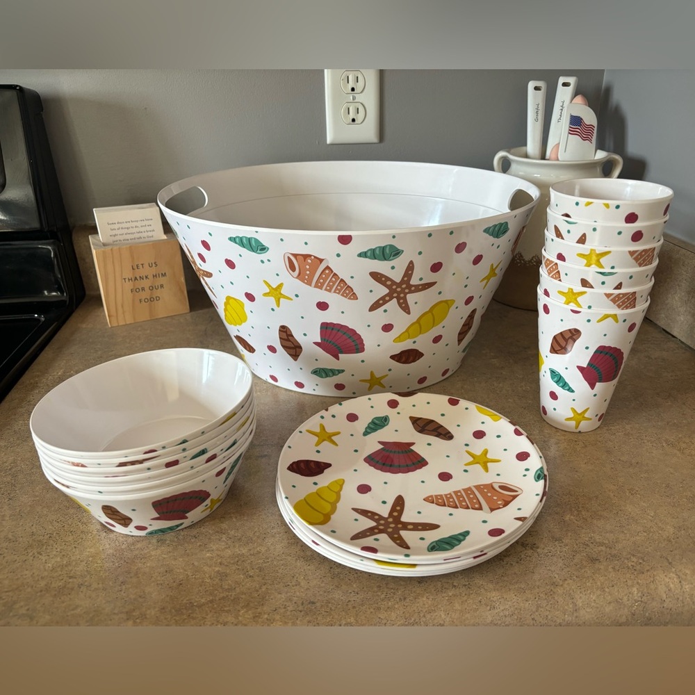 19 piece set of seashell temp-tations party bucket. Never used!